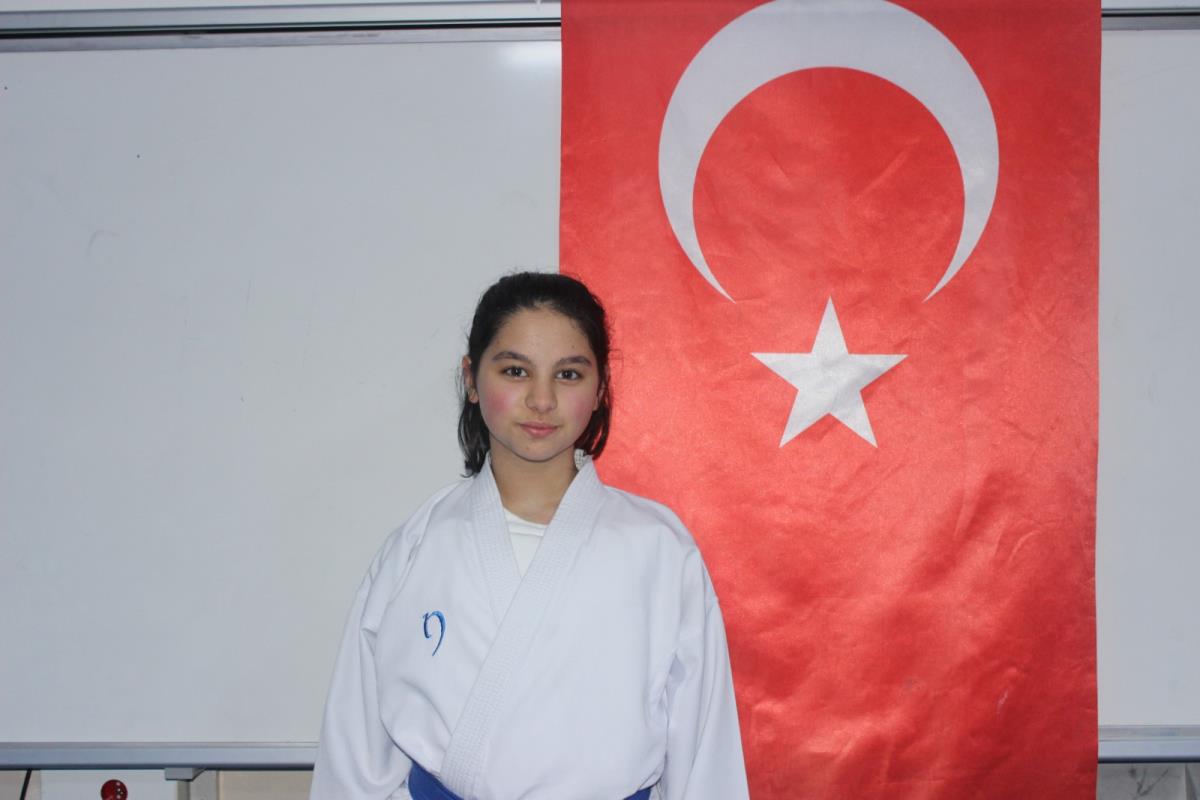 MELİS KARADERE